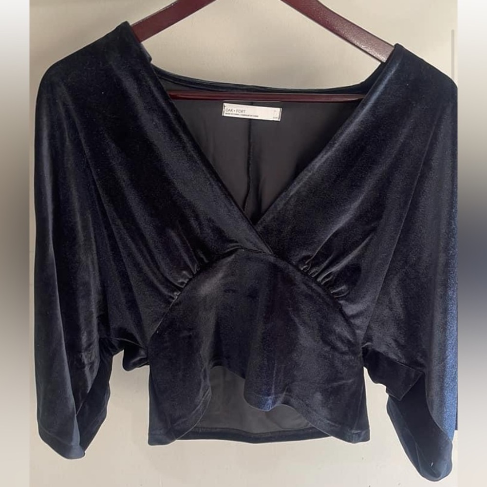OAK + FORT BLACK VELVETY TOP SIZE SMALL NWOT